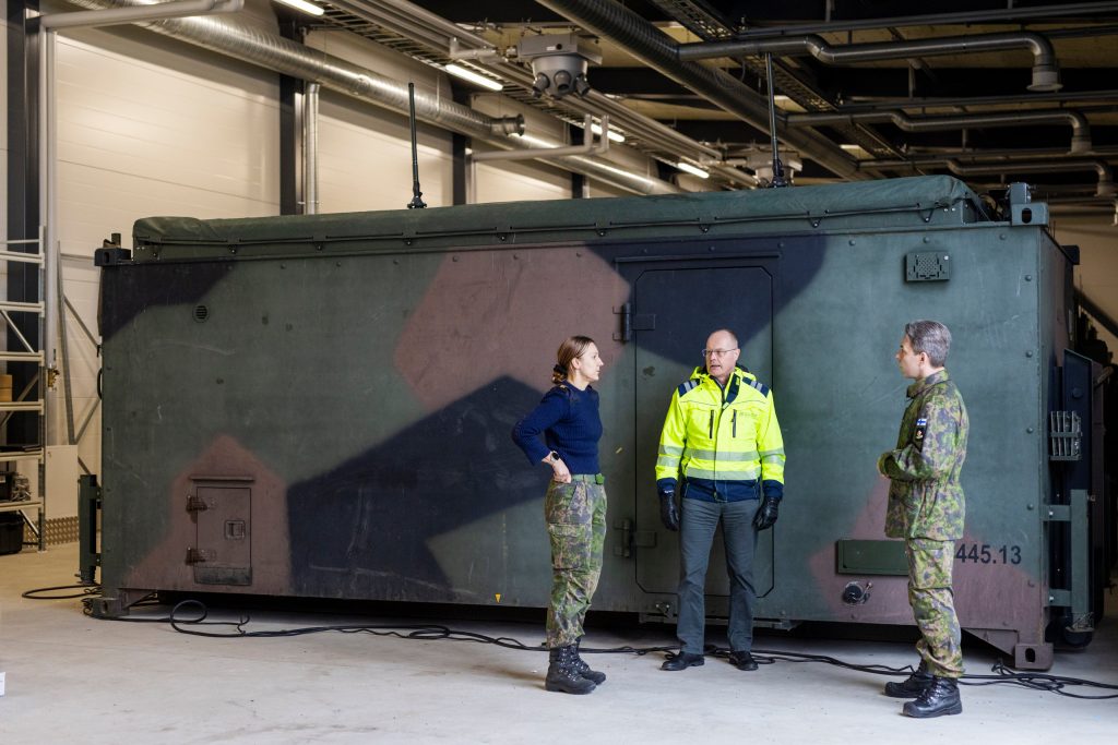 Kontin edessä Puolustusvoimien ja Puolustuskiinteistöjen henkilöitä.